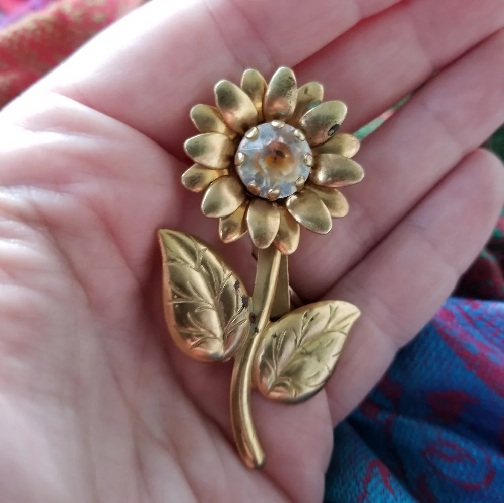 Vintage daisy flower brooch gold tone clear rhinestone flower pin